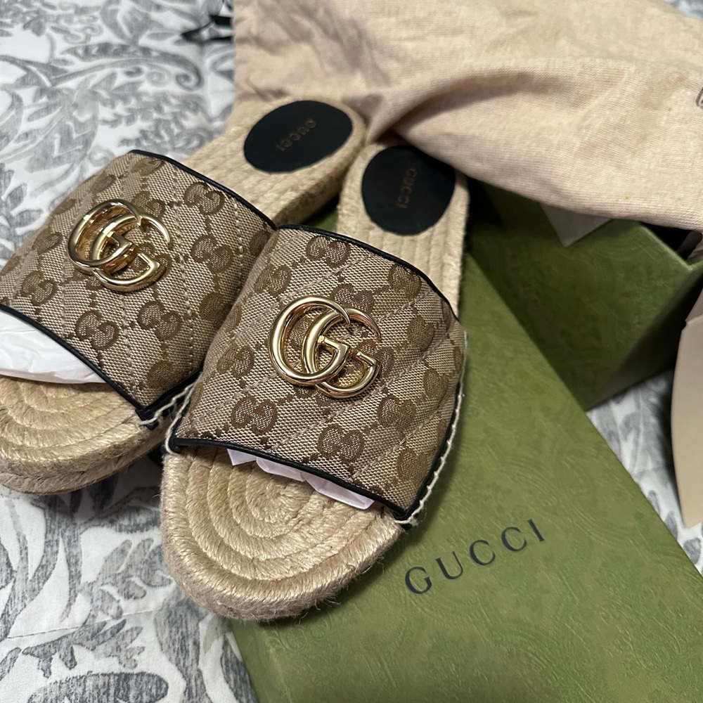 Authentic- Women Gucci Sandals Like NEW!!